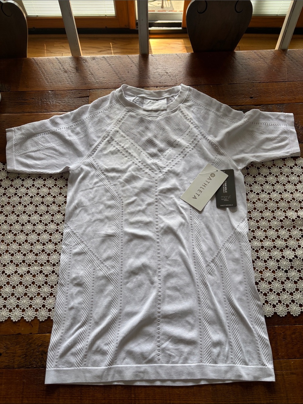 Woman’s Athleta Oxygen Tee Size L. NWT